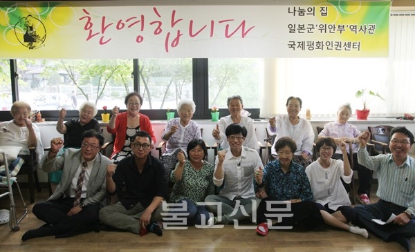 MC Yoo Jae Suk thường âm thầm dành những khoảng tiền rất lớn để chăm sóc cho người già và trẻ em.