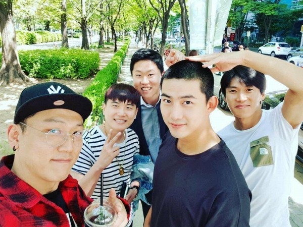 Taecyeon (2PM) cuối cùng cũng tiết lộ những bức ảnh nhập ngũ đầu tiên