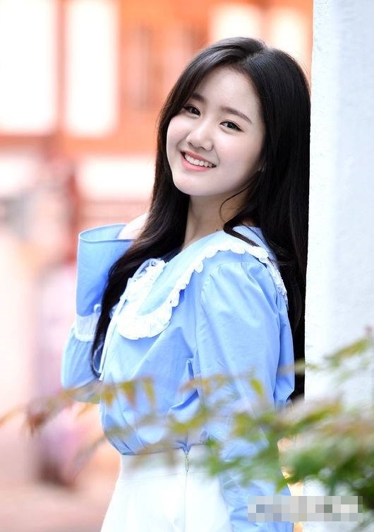 Thiếu nữ Jin Ji Hee dịu hiền trong sắc trắng - xanh nền nã.