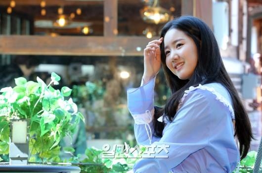 Thiếu nữ Jin Ji Hee dịu hiền trong sắc trắng - xanh nền nã.