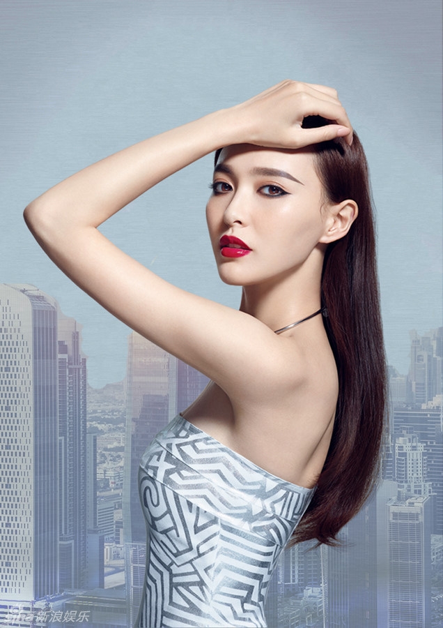 Đường Yên tái xuất xinh đẹp tại tuần lễ thời trang