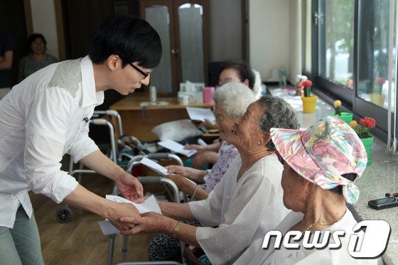 MC Yoo Jae Suk thường âm thầm dành những khoảng tiền rất lớn để chăm sóc cho người già và trẻ em.
