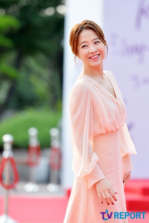Xót xa phát hiện Park Bo Young che chân băng bó đi dự lễ trao giải