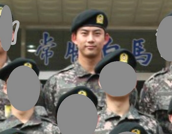 Trong bức ảnh này Taecyeon thậm chí còn khiến fan hâm mộ vui mừng khi anh chàng không có biểu hiện mệt mỏi, mà còn cười rất tươi khi camera lia máy chụp hình.