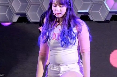 Thậm chí hình ảnh được một fan ghi lại và nói đùa rằng nhìn Kyla như đã ăn hai bát mỳ vậy.