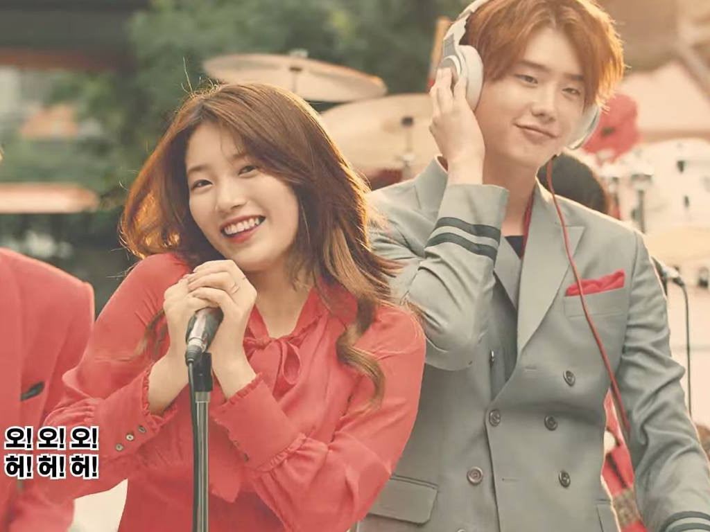 Suzy khoe hình tự sướng ngọt ngào với Lee Jong Suk