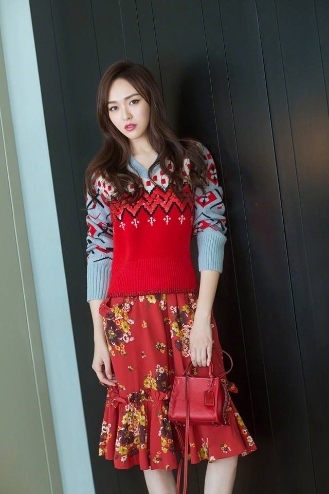 Đường Yên tái xuất xinh đẹp tại tuần lễ thời trang
