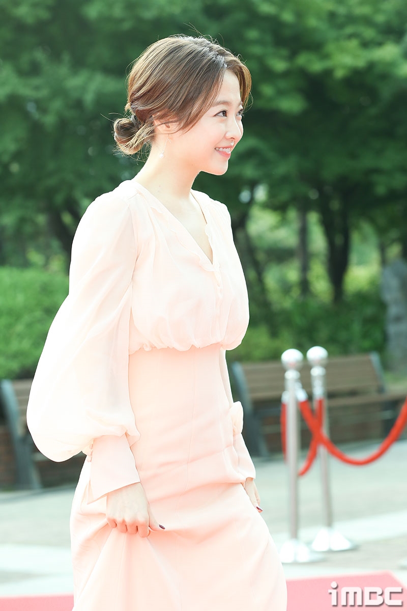 Xót xa phát hiện Park Bo Young che chân băng bó đi dự lễ trao giải