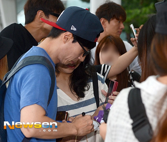 Hàng loạt show bị huỷ, fan lo lắng cho tương lai MC Yoo Jae Suk