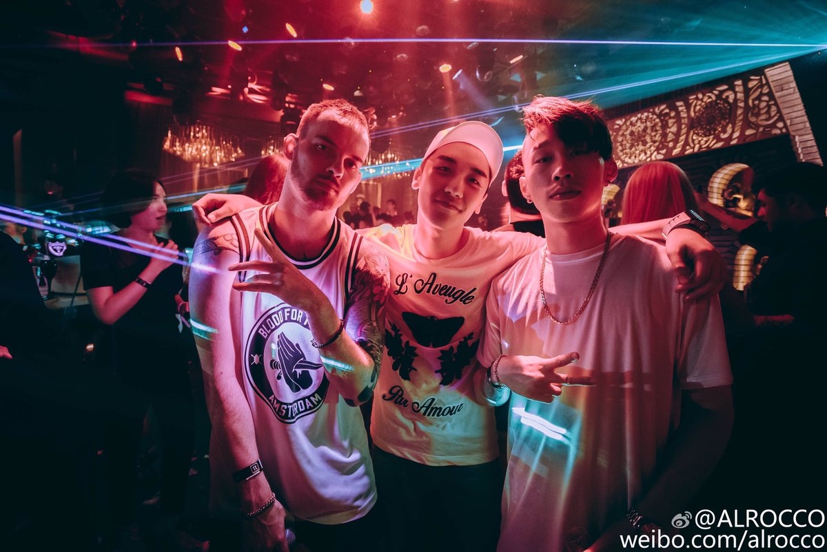 Chuỗi quán bar Monkey Muserum của Seung Ri còn có chi nhánh ở Cheongnam, Seoul và Trung Quốc.