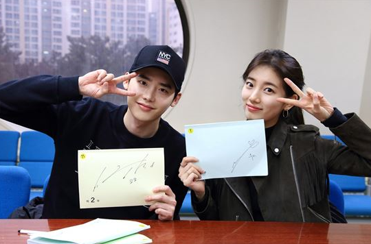Suzy khoe hình tự sướng ngọt ngào với Lee Jong Suk