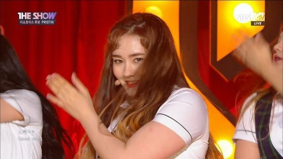 Nữ idol lộ bắp tay mập mạp và chiếc áo dường như quá chật.