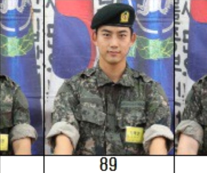 Trong bức ảnh này Taecyeon thậm chí còn khiến fan hâm mộ vui mừng khi anh chàng không có biểu hiện mệt mỏi, mà còn cười rất tươi khi camera lia máy chụp hình.