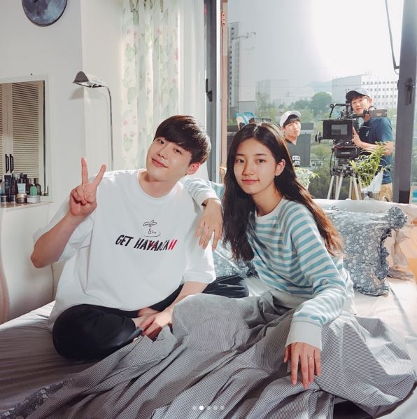 Suzy khoe hình tự sướng ngọt ngào với Lee Jong Suk