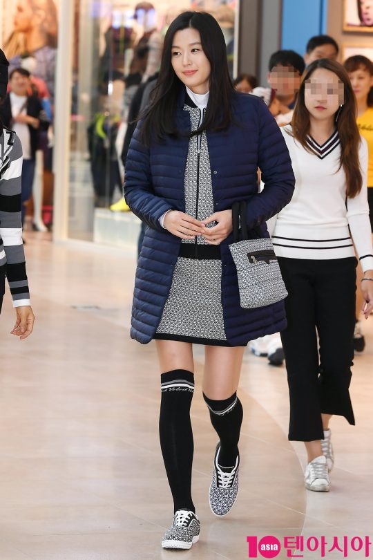 Jun Ji Hyun ôm bụng bầu 6 tháng rạng rỡ đi dự sự kiện