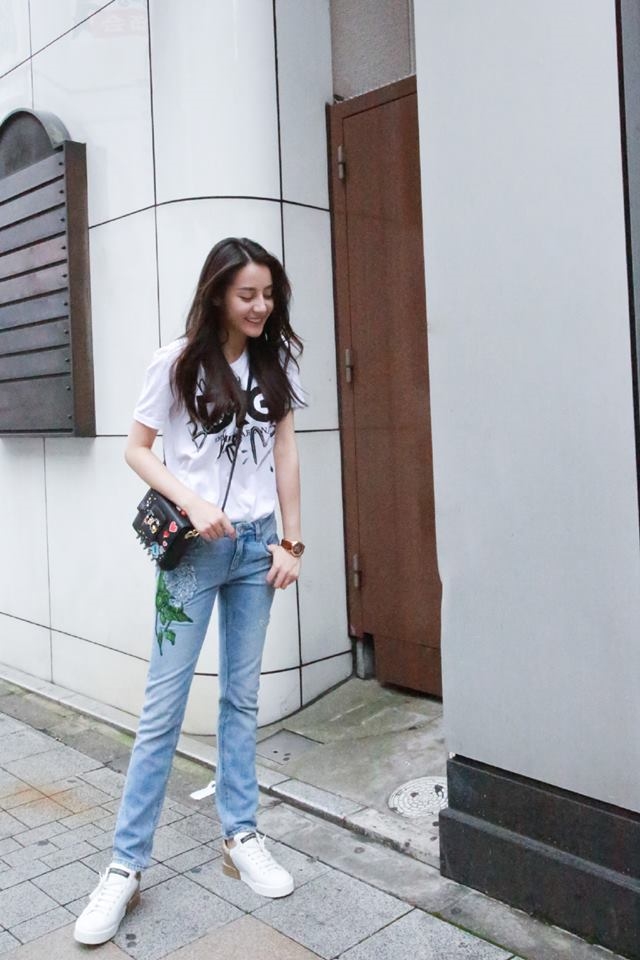 Chỉ với trang phục đơn giản khi kết hợp giữa áo phông trắng và quần jeans, "mỹ nữ vạn người mê" đã khiến các fan "đứng ngồi không yên" bởi đôi chân dài miên man.