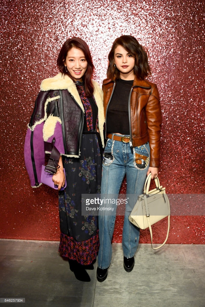 Park Shin Hye vinh dự được làm khách mời Vip ngồi hàng ghế đầu cùng với Senela Gomez.