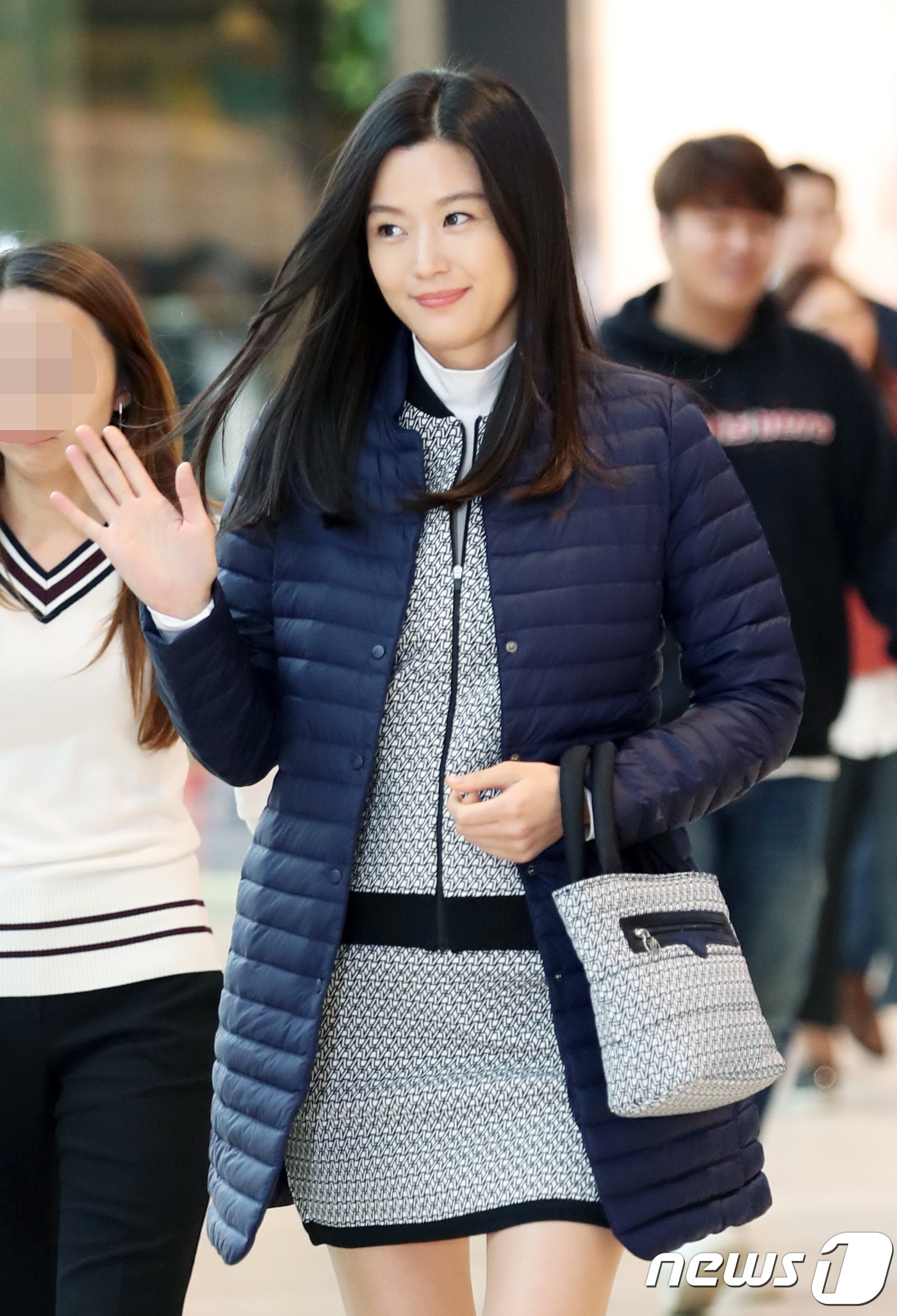 Jun Ji Hyun ôm bụng bầu 6 tháng rạng rỡ đi dự sự kiện