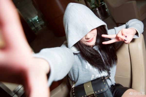 Dương Mịch trả lời khiến fan á khẩu khi bị hỏi về việc ăn mặc trái mùa