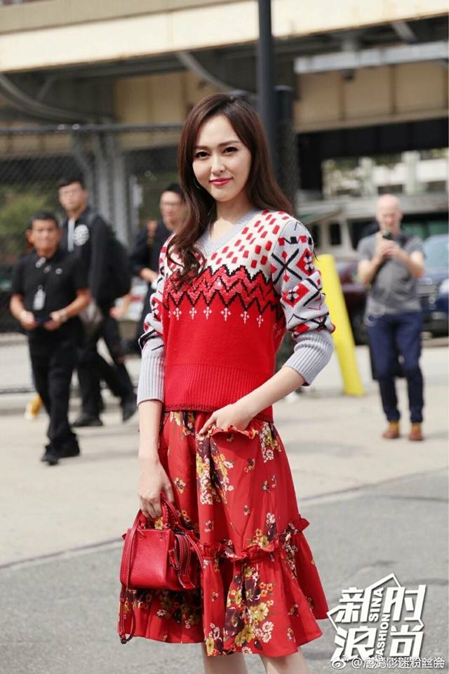 Đường Yên với sắc đỏ nổi bật tại tuần lễ thời trang.