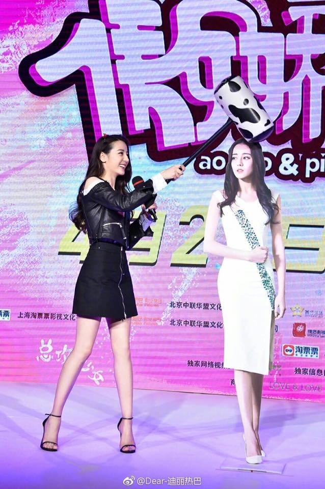 Dù là xuất hiện trong các sự kiện lớn nhỏ hay bị chụp trộm trên đường phố, Địch Lệ Nhiệt Ba vẫn gây chú ý bởi đôi chân thon dài của mình.