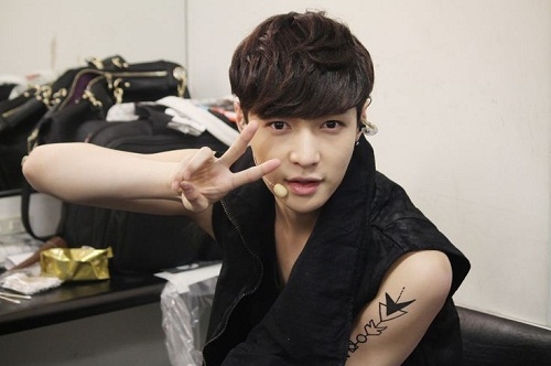 Lay với những hình ảnh nổi bật trong các show của EXO.
