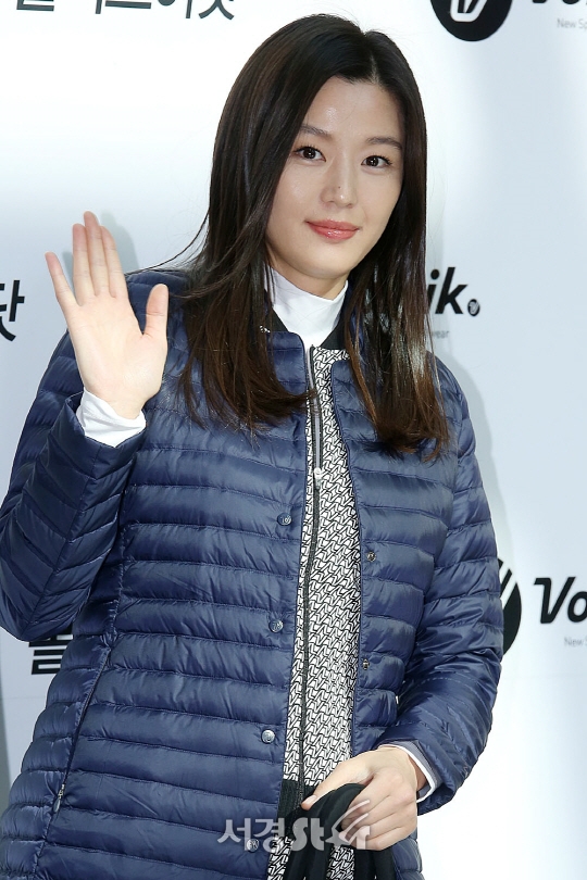 Jun Ji Hyun ôm bụng bầu 6 tháng rạng rỡ đi dự sự kiện