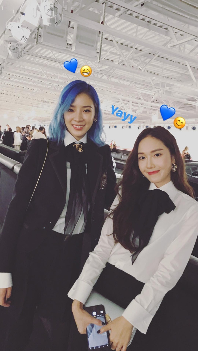 Jessica và fashionista nổi tiếng người Hàn - Irene Kim dường như rất ăn khớp trong style. Irene Kim cũng chọn style thanh lịch với sơmi trắng và blazer đen nhưng nổi bật mái tóc nhuộm xanh ấn tượng.