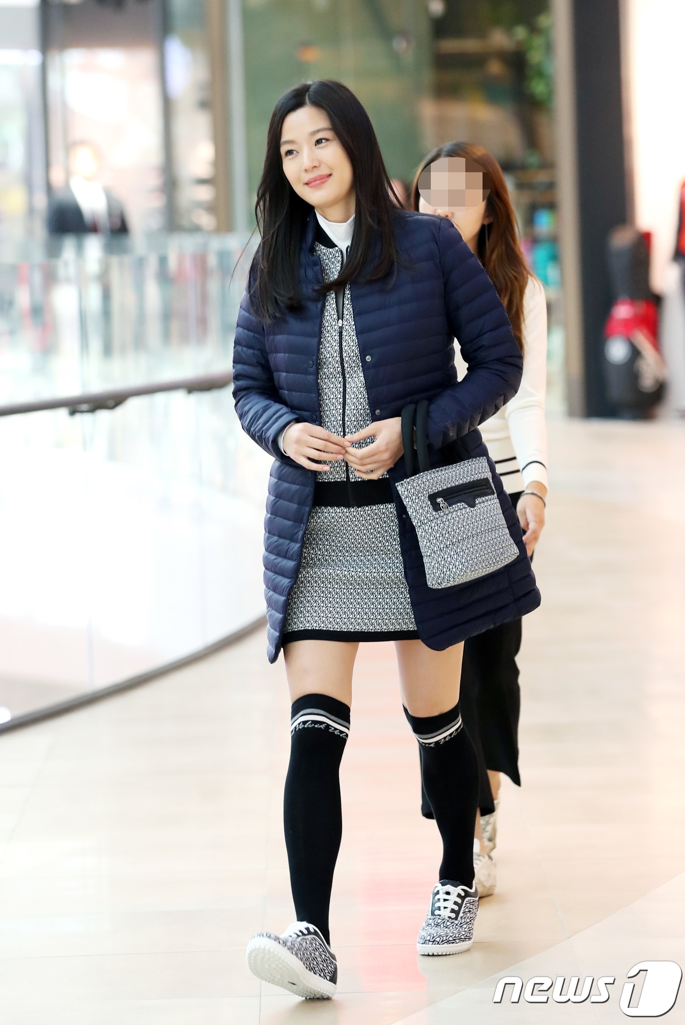 Jun Ji Hyun ôm bụng bầu 6 tháng rạng rỡ đi dự sự kiện