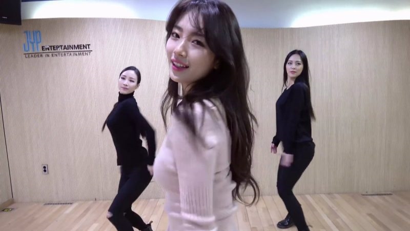 Sunmi comeback nhưng cô nàng vũ công nữ múa minh họa lại nổi đình đám