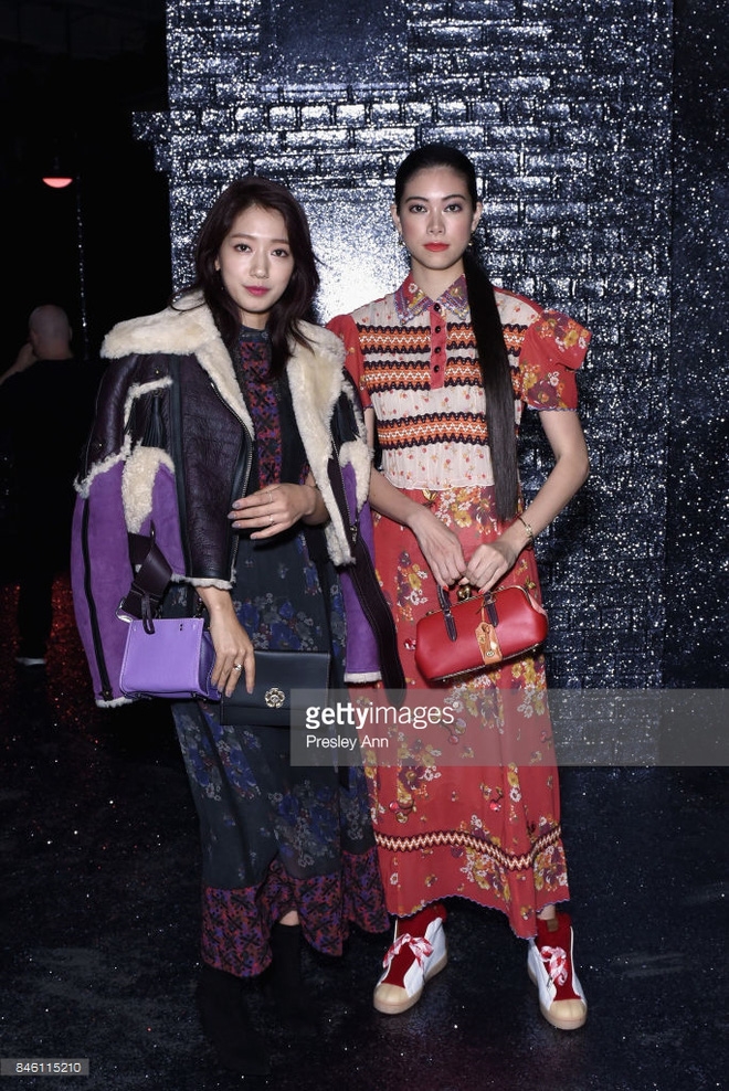 Park Shin Hye và người mẫu gốc Nhật Hikari Mori tại tuần lễ thời trang.