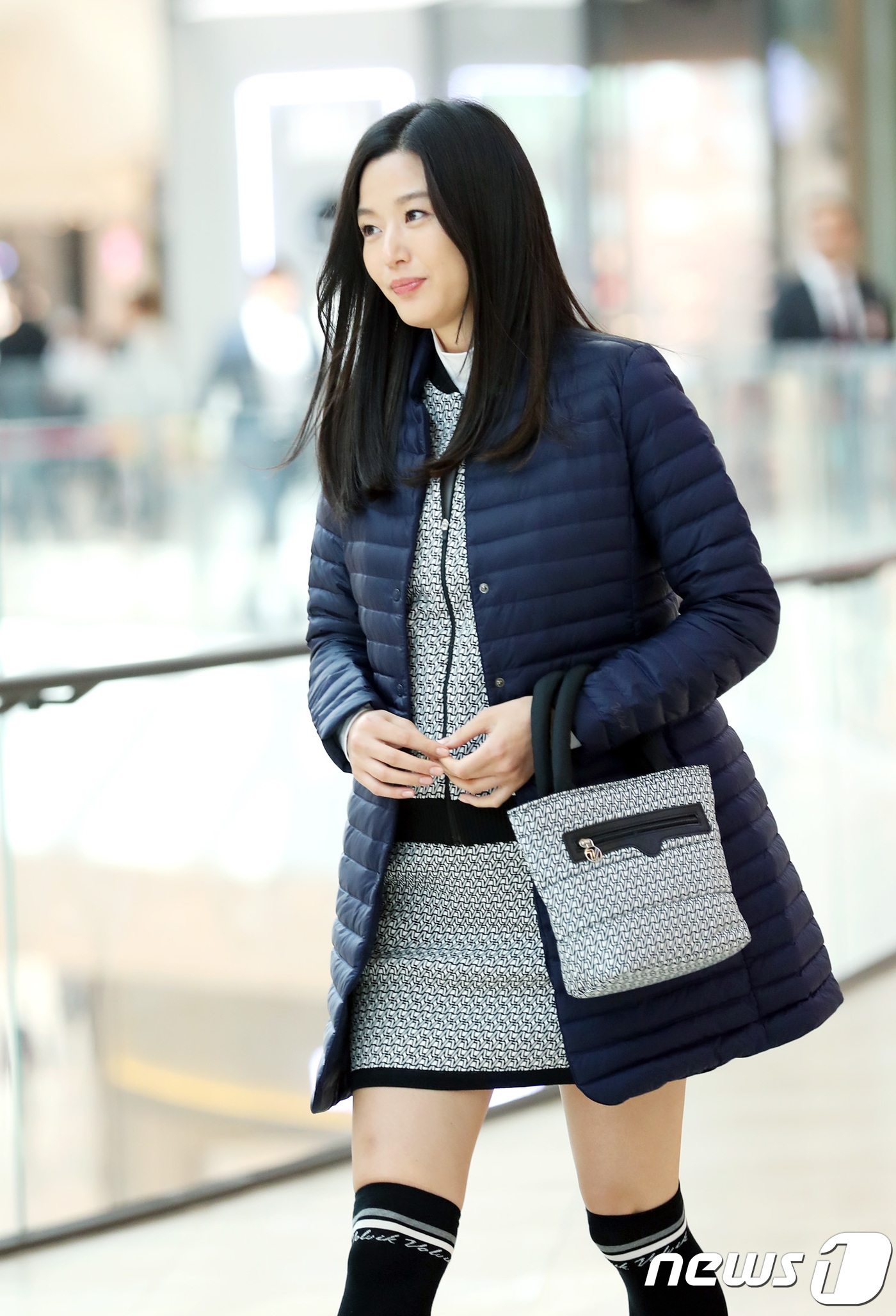 Jun Ji Hyun ôm bụng bầu 6 tháng rạng rỡ đi dự sự kiện