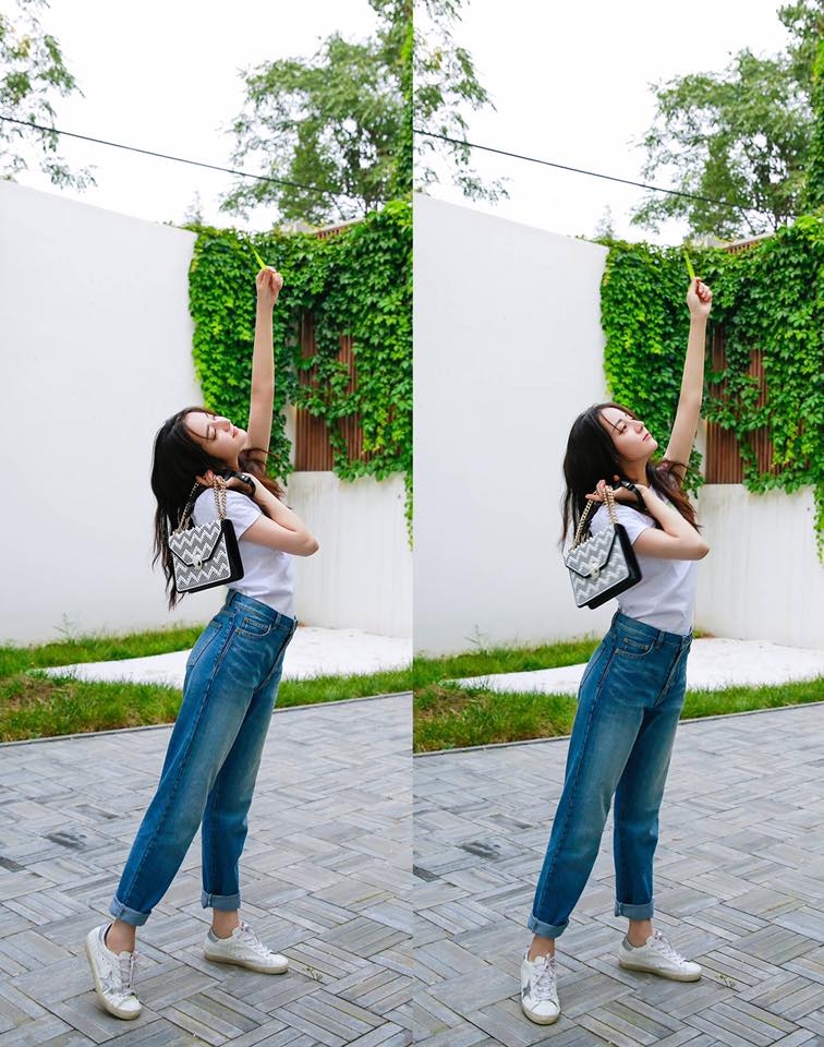 Chỉ với trang phục đơn giản khi kết hợp giữa áo phông trắng và quần jeans, "mỹ nữ vạn người mê" đã khiến các fan "đứng ngồi không yên" bởi đôi chân dài miên man.