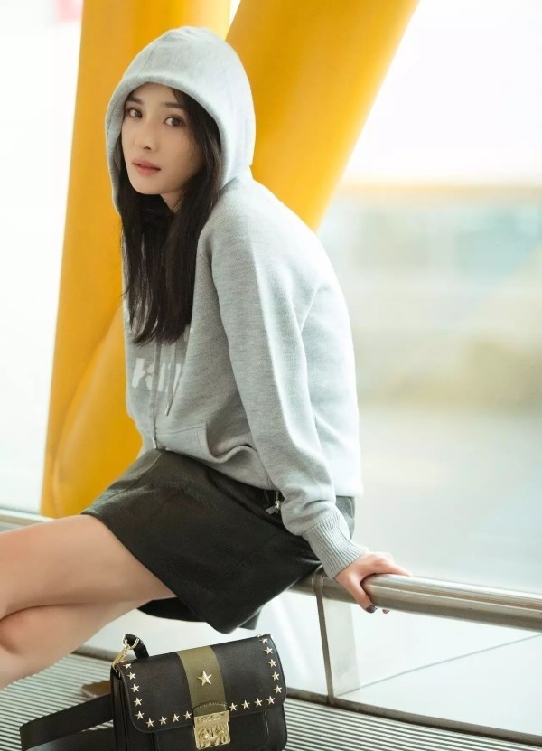 Dương Mịch trả lời khiến fan á khẩu khi bị hỏi về việc ăn mặc trái mùa