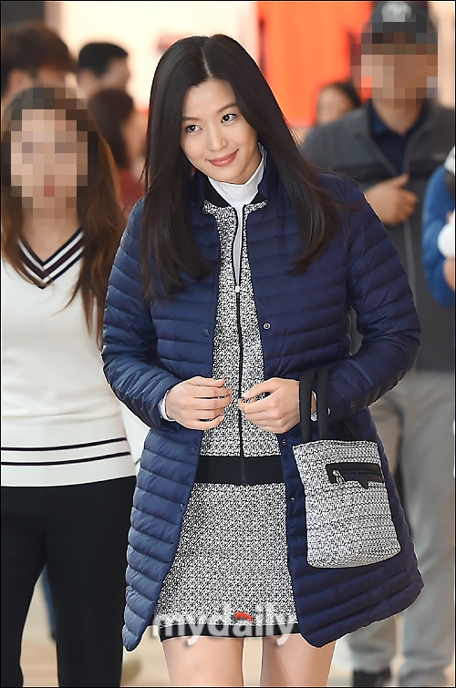 Jun Ji Hyun ôm bụng bầu 6 tháng rạng rỡ đi dự sự kiện