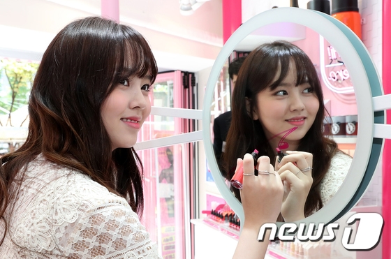 Kim So Hyun ngày càng lấy lại phong độ, rạng rỡ tại sự kiện mới