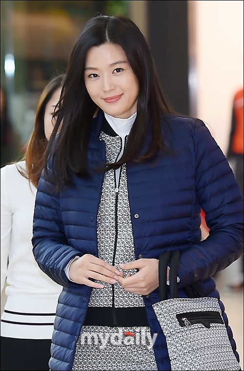 Jun Ji Hyun ôm bụng bầu 6 tháng rạng rỡ đi dự sự kiện