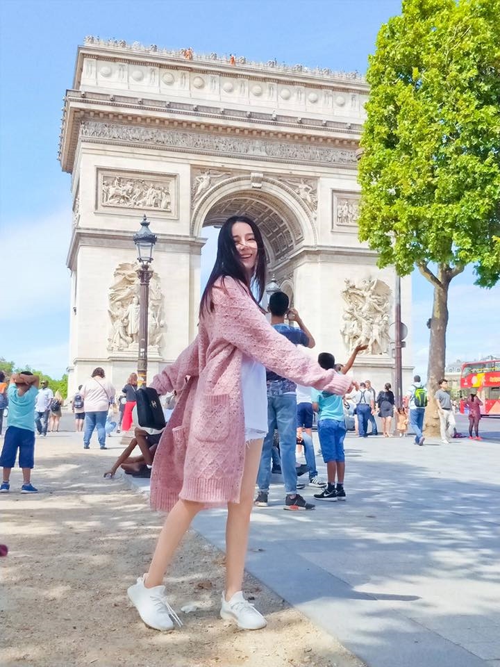 Dù tạo dáng thế nào, đôi chân dài ấy vẫn nổi bật trong mọi khung hình.