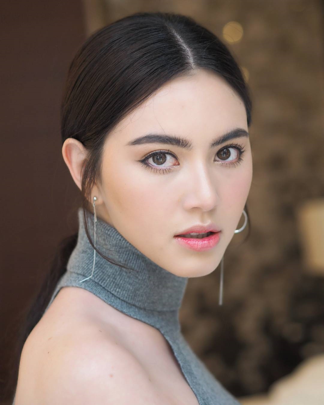 Mỹ nữ Mai Davika tỏa khí chất sang chảnh đi dự tuần lễ thời trang
