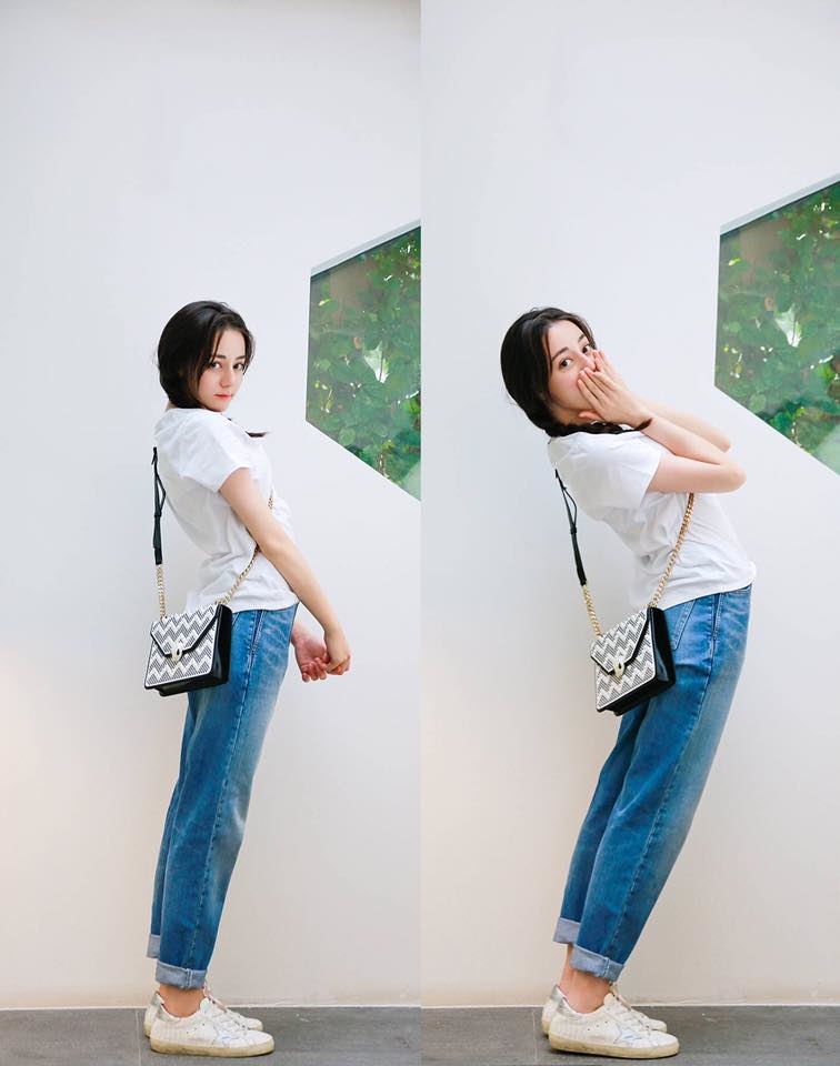 Chỉ với trang phục đơn giản khi kết hợp giữa áo phông trắng và quần jeans, "mỹ nữ vạn người mê" đã khiến các fan "đứng ngồi không yên" bởi đôi chân dài miên man.