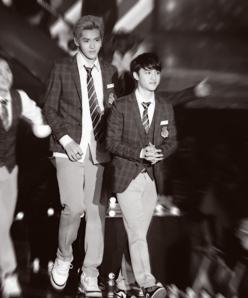 Những lần bị 'dìm hàng' chiều cao 'vừa tội, vừa thương' của D.O (EXO)