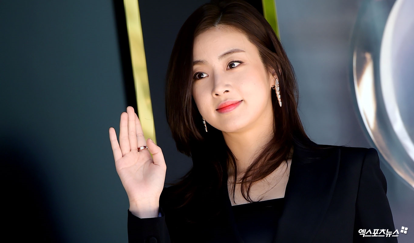 Chỉ có thể là Kang So Ra, biến cả đường phố thành sàn catwalk