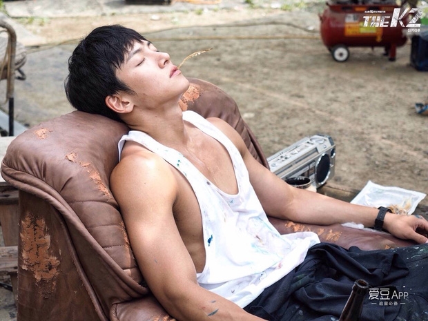 Fan xót đứt ruột vì Ji Chang Wook mới nhập ngũ đã bị thương tay