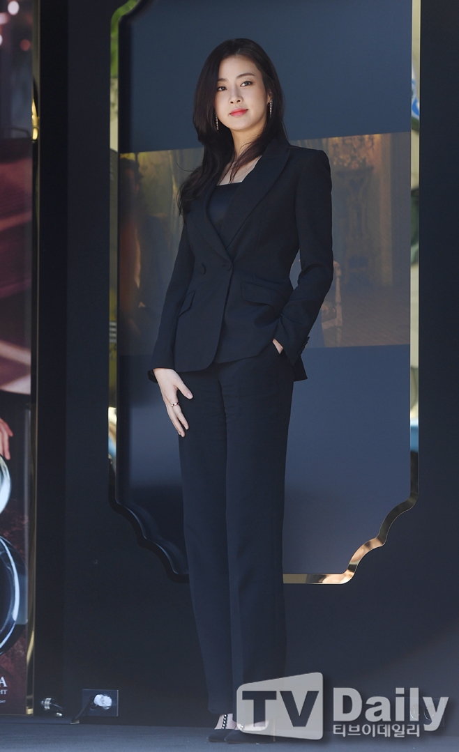 Chỉ có thể là Kang So Ra, biến cả đường phố thành sàn catwalk
