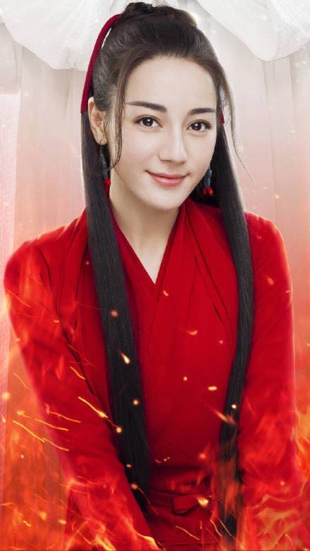 Hình ảnh tươi tắn của Nhiệt Ba trong hậu trường Liệt Hỏa Như Ca tuy đôi lông mày có phần... sai sai.