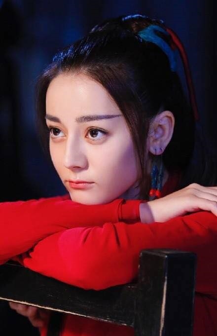 Cặp lông mày dường như được vẽ "quá tay" khiến nó dài và sắc nhọn lạ thường.