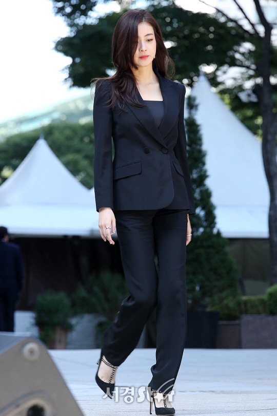 Chỉ có thể là Kang So Ra, biến cả đường phố thành sàn catwalk