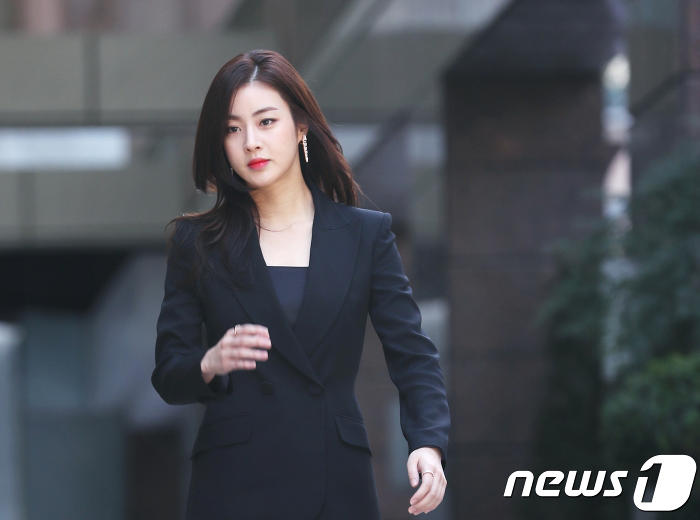 Chỉ có thể là Kang So Ra, biến cả đường phố thành sàn catwalk