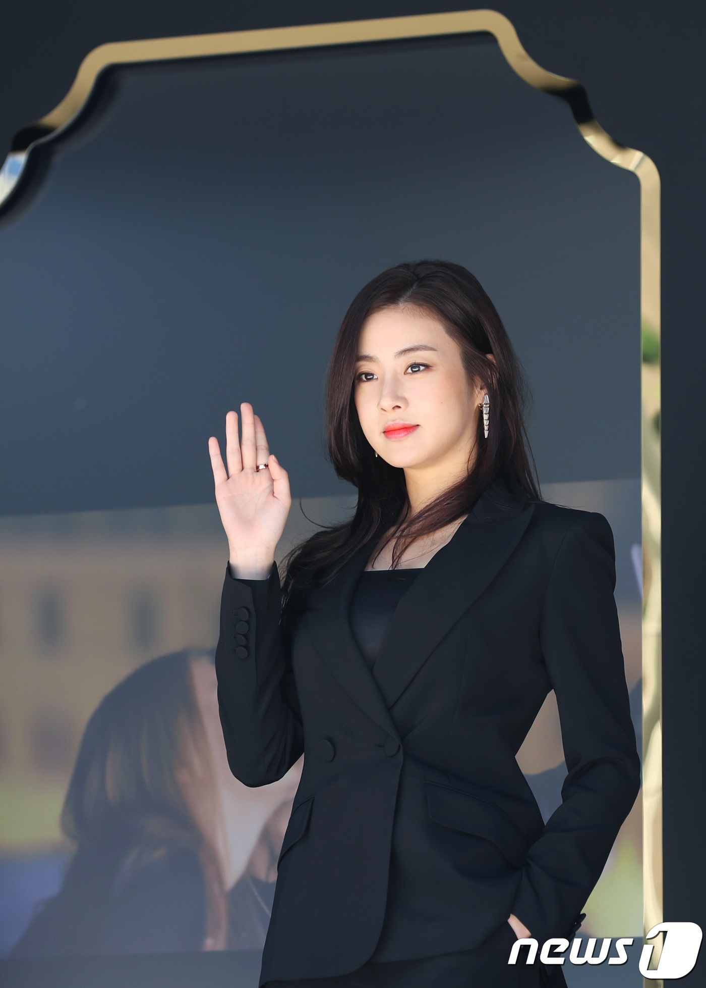 Chỉ có thể là Kang So Ra, biến cả đường phố thành sàn catwalk