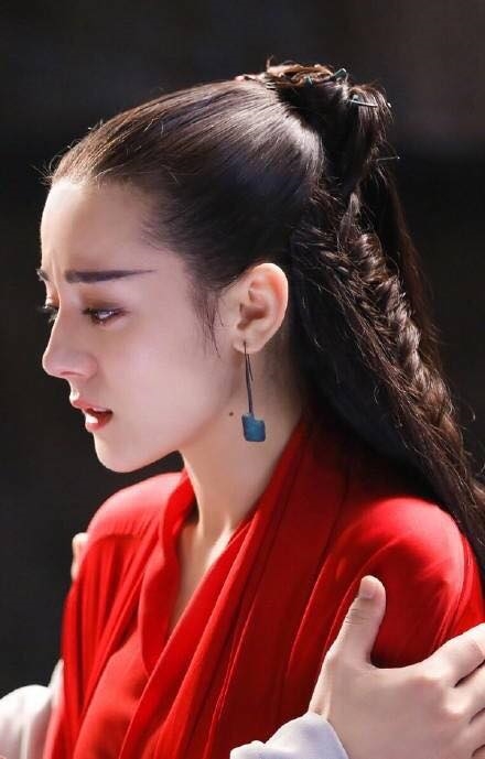 Cặp lông mày dường như được vẽ "quá tay" khiến nó dài và sắc nhọn lạ thường.